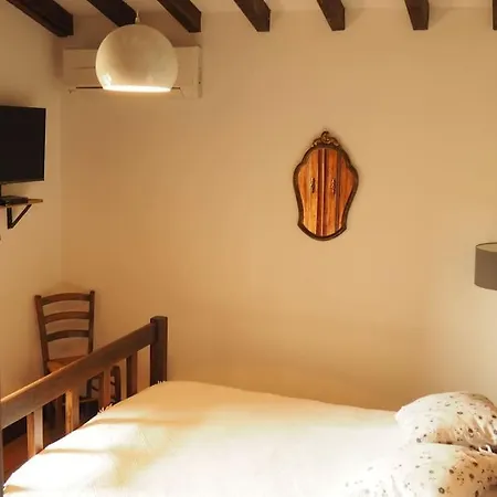 Mas Typique Apartment Camelas